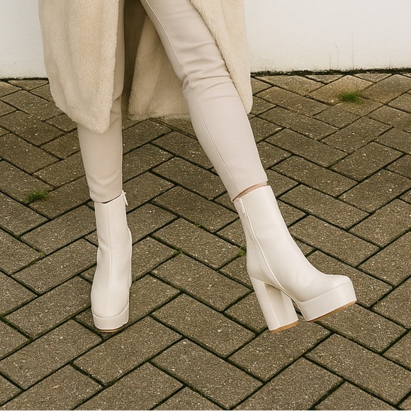 Guess BYRA Women’s Platform Block Heel Ankle Boots Ivory Patent, Sz 5 NWB - Picture 1 of 11